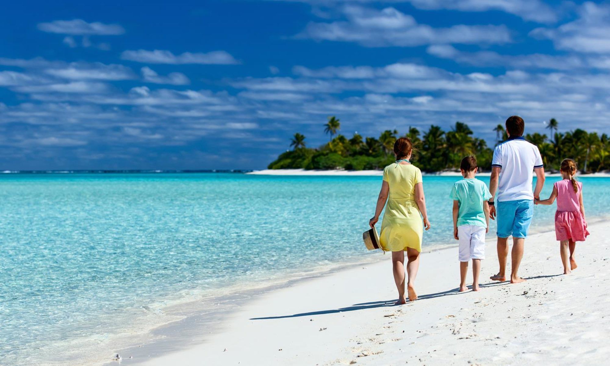 Год семьи год путешествий. Семья на Мальдивах. Отдых. Семья на пляже. Путешествие с семьей.