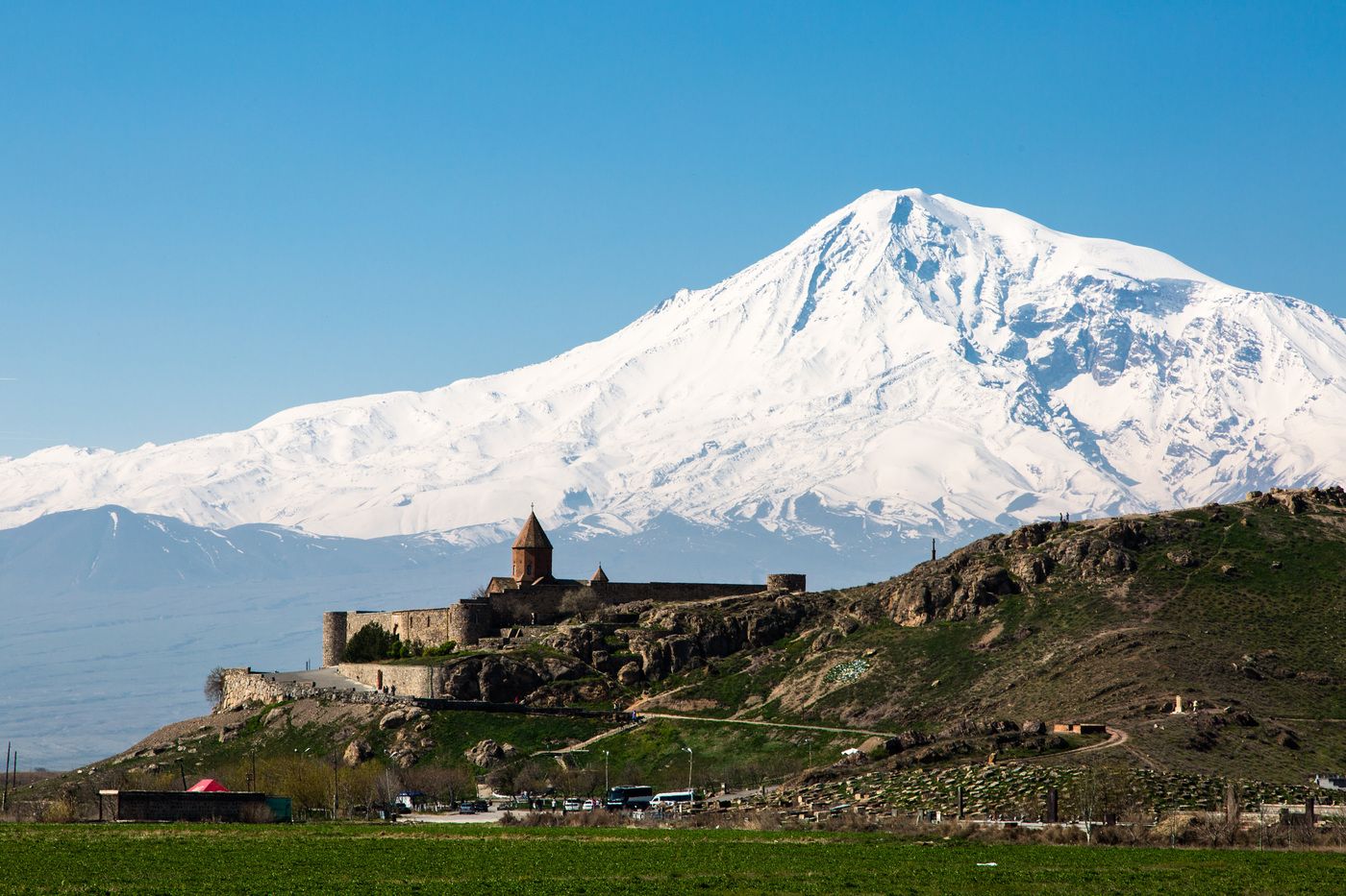 Гора арарат в армении или в турции. Гора Арарат. Гора Арарат и Масис. Гора Масис Армения. Гора Масис в Ереване.