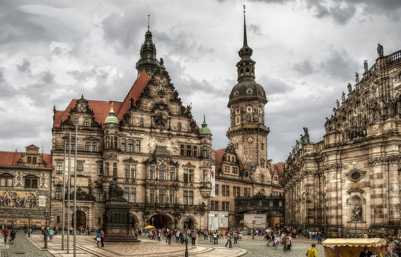 Дрезден это. Саксония Дрезден. Дрезденский Цвингер Саксония. Германия Дрезден достопримечательности. Дрезден центр города.