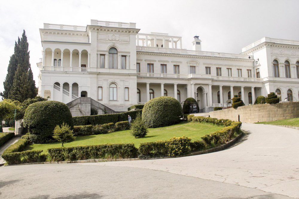 Ливадия резиденция. Дворец Николая 2 в Крыму. Ливадийский дворец парк. Резиденция Николая 2 Ялта.